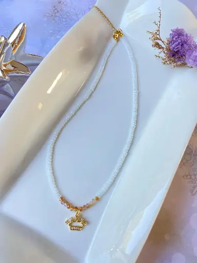Collar Elastico Dije Corona Blanco